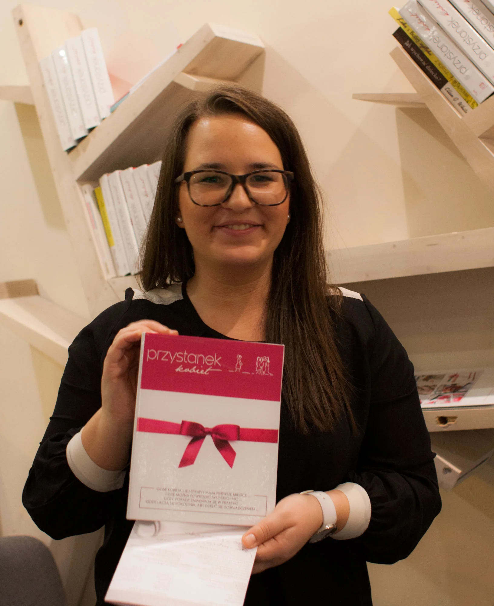 i segregator, w którym można przechowywać wszystkie biuletyny z przystanków kobiet.