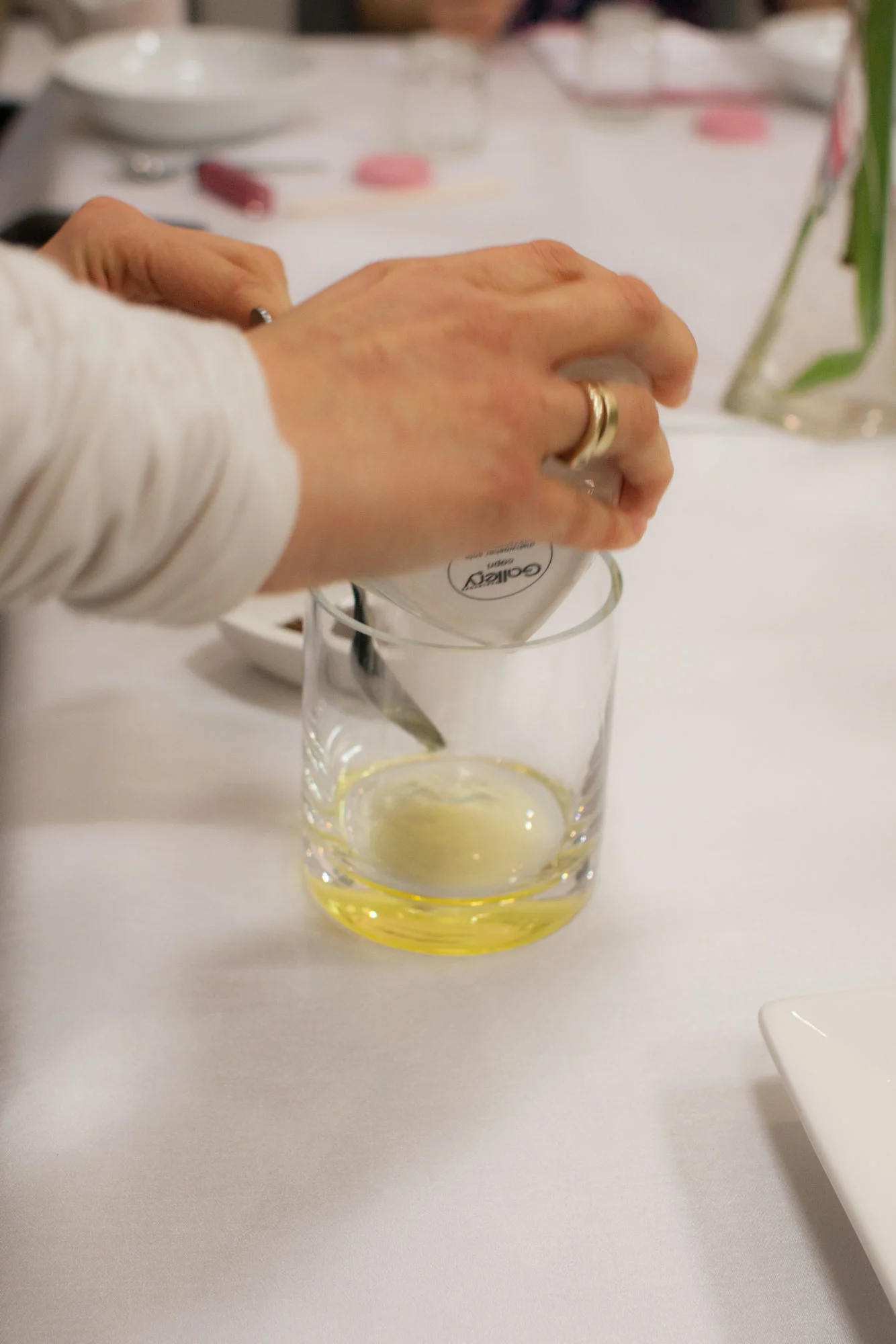 pokazując jak przygotować wygładzający i aromatyczny peeling do ciała.