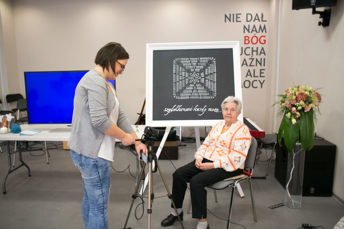 wanda waszczuk od dzieciństwa szydełkuje i jest mistrzynią w tej dziedzinie, dlatego było nam bardzo miło, że możemy uczyć się od najlepszych. na zdjęciu ostatnie przygotowania przed spotkaniem i ustawianie kamery, aby było widać każdy szczegół podczas nauki.