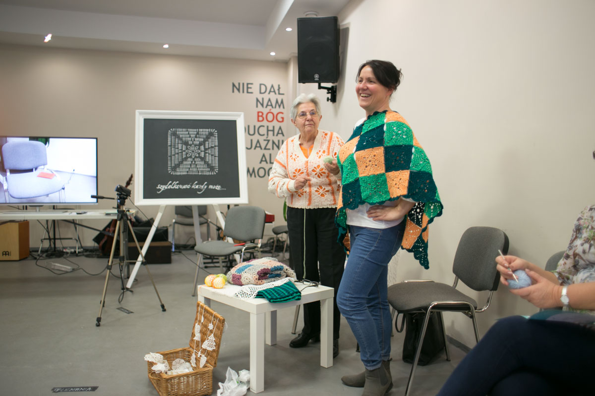 najpierw wanda zaprezentowała nam swoje rękodzieła - ponczo-obrus to jeden z naprawdę wielu jej dzieł. wanda obradowała swoje wszystkie wnuki (a ma ich ośmioro) wielkimi obrusami i serwetkami szydełkowanymi kordonkiem albo wyszydełkowała firanę na okno do pokoju koronkowego córki... oj można by tak opowiadać bez końca.