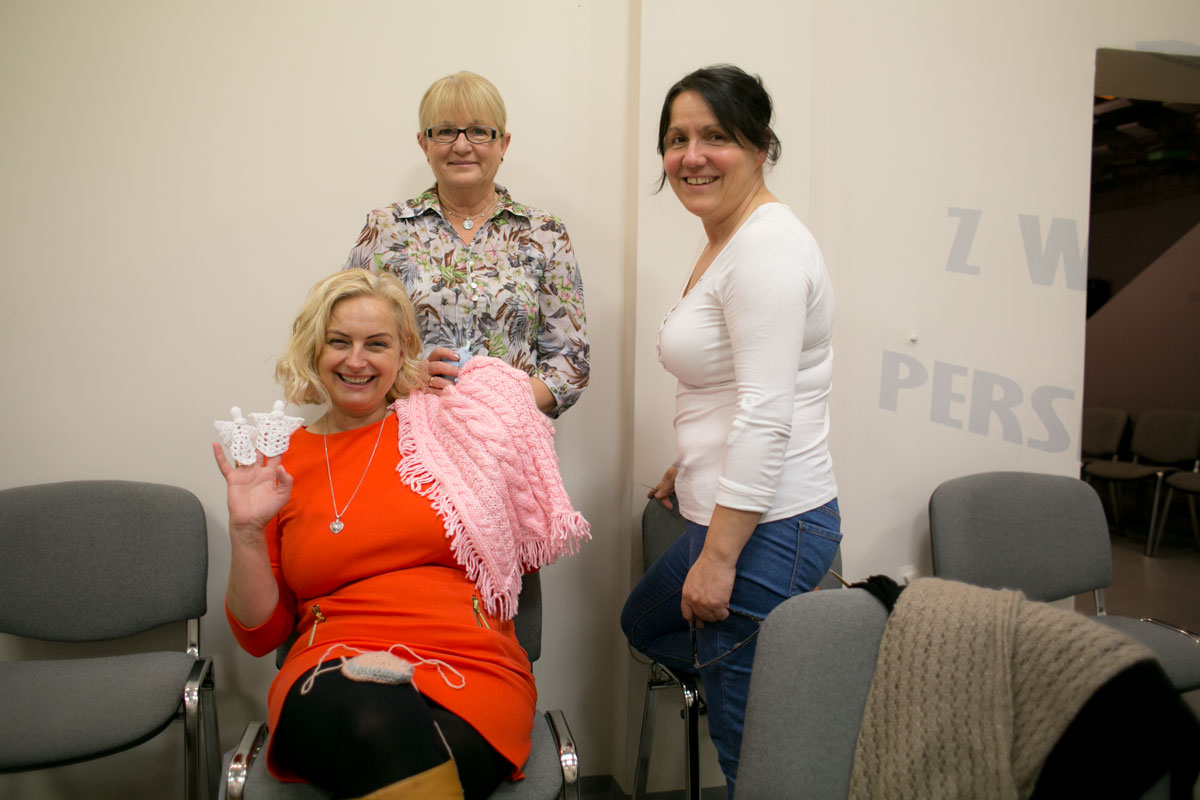 no i na koniec wiola i jej wspaniałe szydełkowe rękodzieła. jednego z tych białych aniołków zrobiła w ciągu tego krótkiego spotkania. więc to chyba na prawdę łatwe :) kolejny przystanek kobiet już 30 listopada 2014 o godzinie jak zawsze 16:00 - więcej informacji o spotkaniu tutaj.
