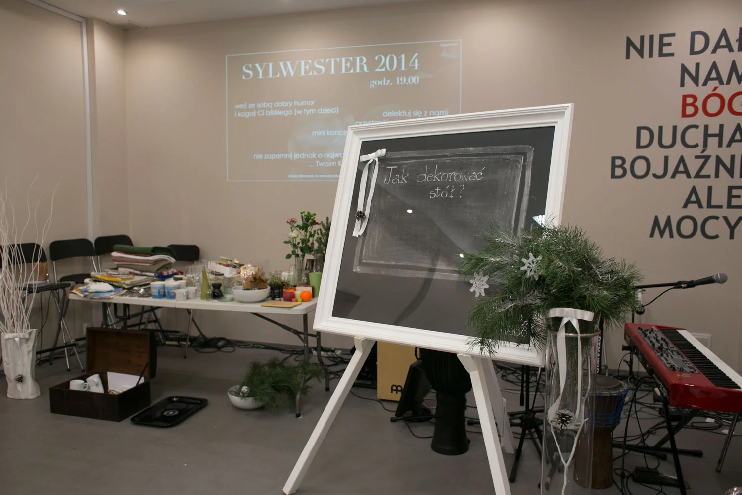 witam my przystanku kobiet. miło nam, że tyle pań było z nami. tablica chalkboard zawsze przypomina o temacie spotkania i wita wszystkich, a z boku stół (magazyn) gotowy do prezentacji i użycia.