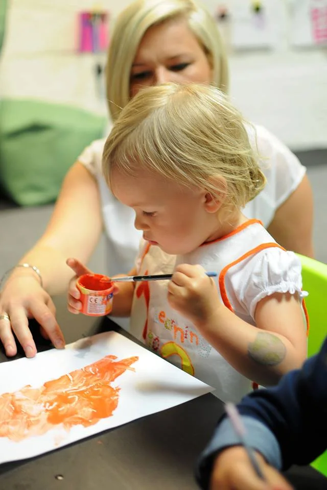 gabi skupiona na malowaniu - nieznośna kartka uciekała, ale mama zaradzi wszystkiemu :)