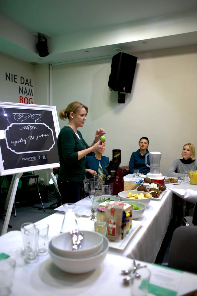 kasia dzisiaj też zrobiła dla wszystkich koktajl ze szpinaku, jabłka i kiwi, ale mówiła tym razem nie o samych koktajlach, ale wyciskarce do soków, która takie soki przygotowuje. poczytajcie o ślimakowych wyciskarkach, sprawdźcie jaka jest różnica między sokowirówkami - ogromna!!!