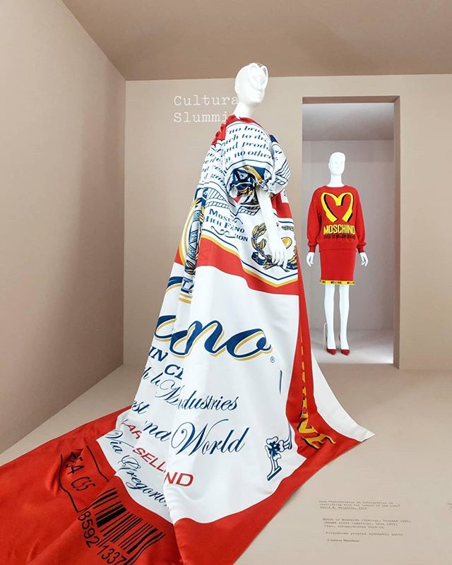 Happy 4th of July! πΊπΈππΊ America is about dichotomy and Jeremy Scott captured it perfectly in this collection. Left vs right, blacks vs whites, rich vs poor, a nation united in division. As a Canadian, I'm torn between politics and opportunity but somehow...in this mad world, beauty emerges. ππ» Happy 4th lovers. π #fourthofjuly #independenceday @itsjeremyscott
#moschino #metcamp β
En Routeπ₯ποΈ right now. Hit me up if you're around! π―ββοΈ
-
#highfashion #camp #cape #mcdonalds #budweiser #contemporaryart #fashiondesigner #metmuseum #celebration #artoftheday