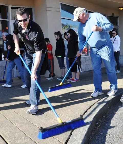 Volunteers help beautify Auburn's streets