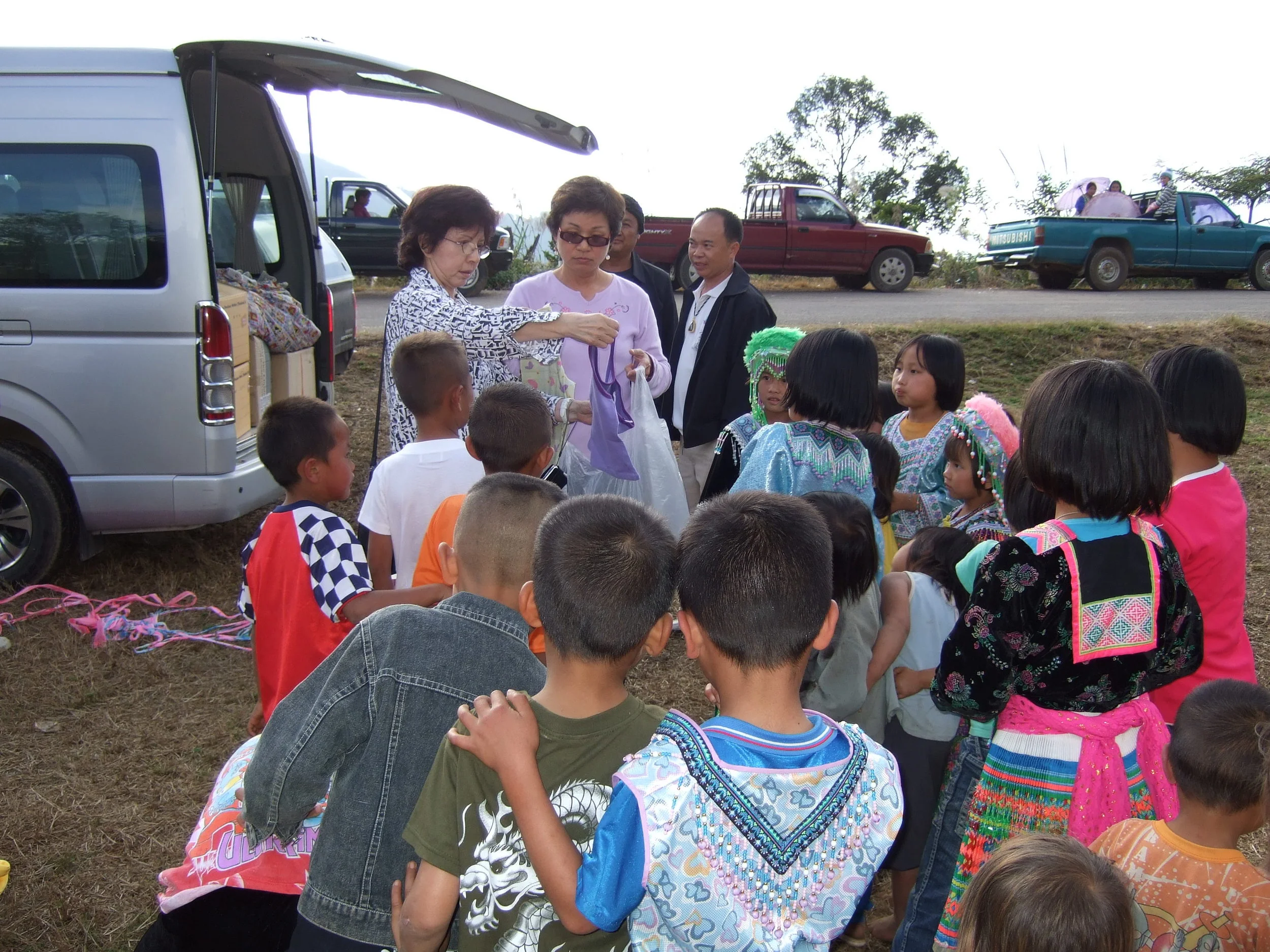 081227_DistributionInWiangKaen.JPG