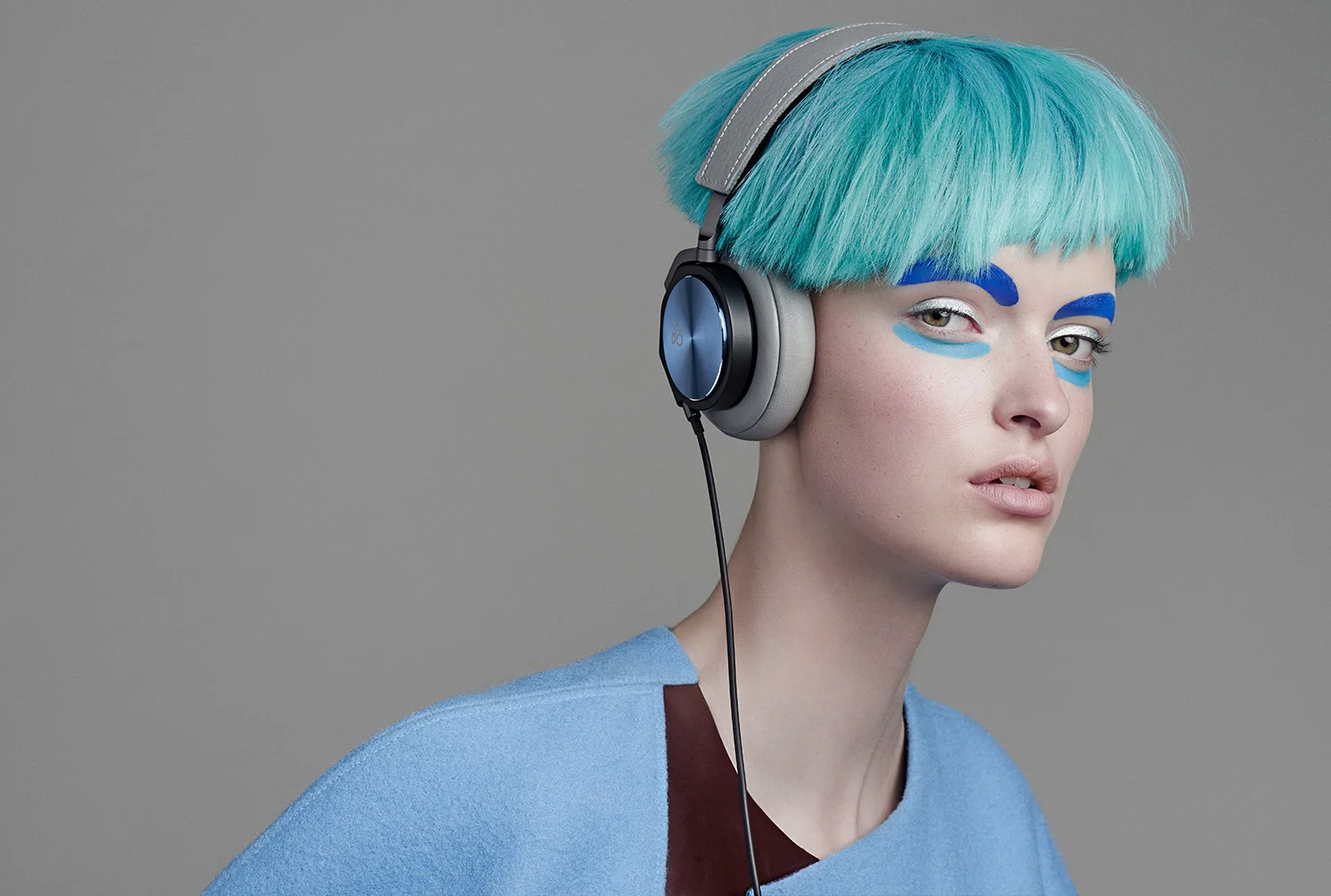 H6_SE_Fashion_Gallery_Large_Blue_Model_2.jpg