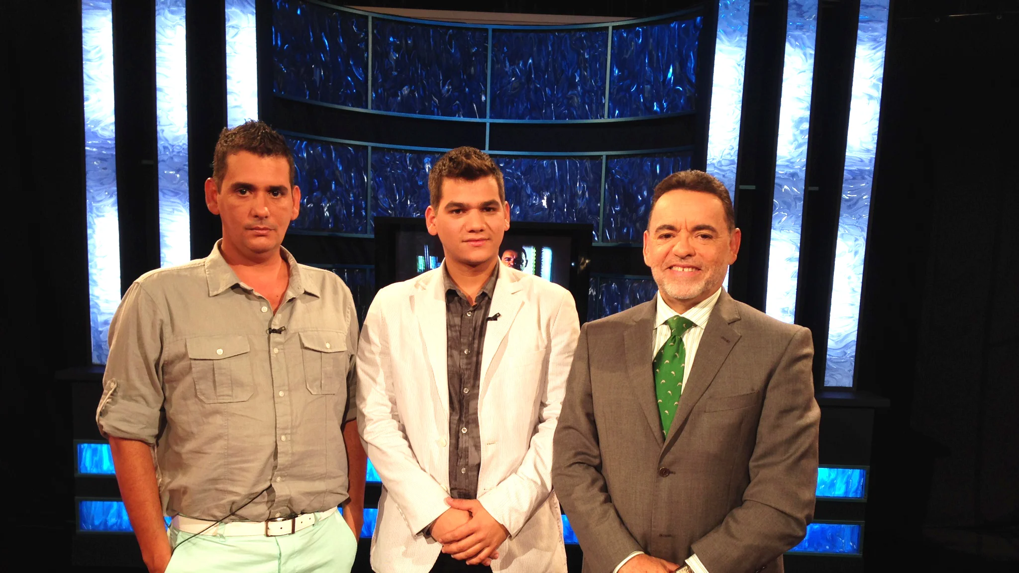 Jeffrey Puente García junto a Jorge Ignacio Guillén Martinez (protagonista del documental de Puente Garcia "Para Subir al Cielo") y Alejandro Ríos (conductor del programa) en la grabación del programa LA MIRADA INDISCRETA de América Tevé en Miami.