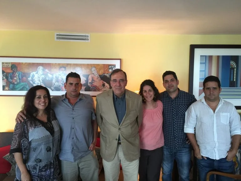 Equipo de Voces de Cuba con su entrevistado Carlos Alberto Montaner. (SERGIO VALENS)