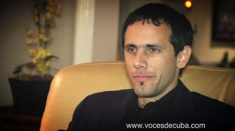 Henry Constantín durante el rodaje de la entrevista con "Voces de Cuba"
