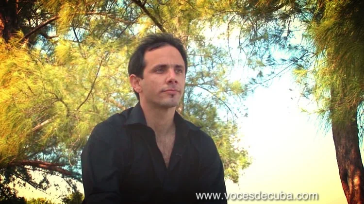 Henry Constantín durante el rodaje de la entrevista con "Voces de Cuba"