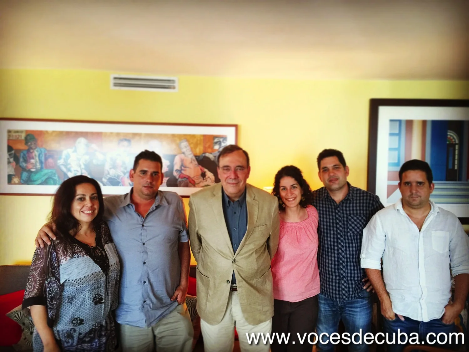 Carlos Alberto Montaner junto al equipo de "Voces de Cuba" durante el rodaje de la entrevista