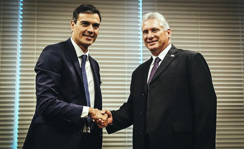 El presidente del Gobierno de España, Pedro Sánchez, saluda al designado gobernante de Cuba, Miguel Díaz Canel, en su visita a La Habana.