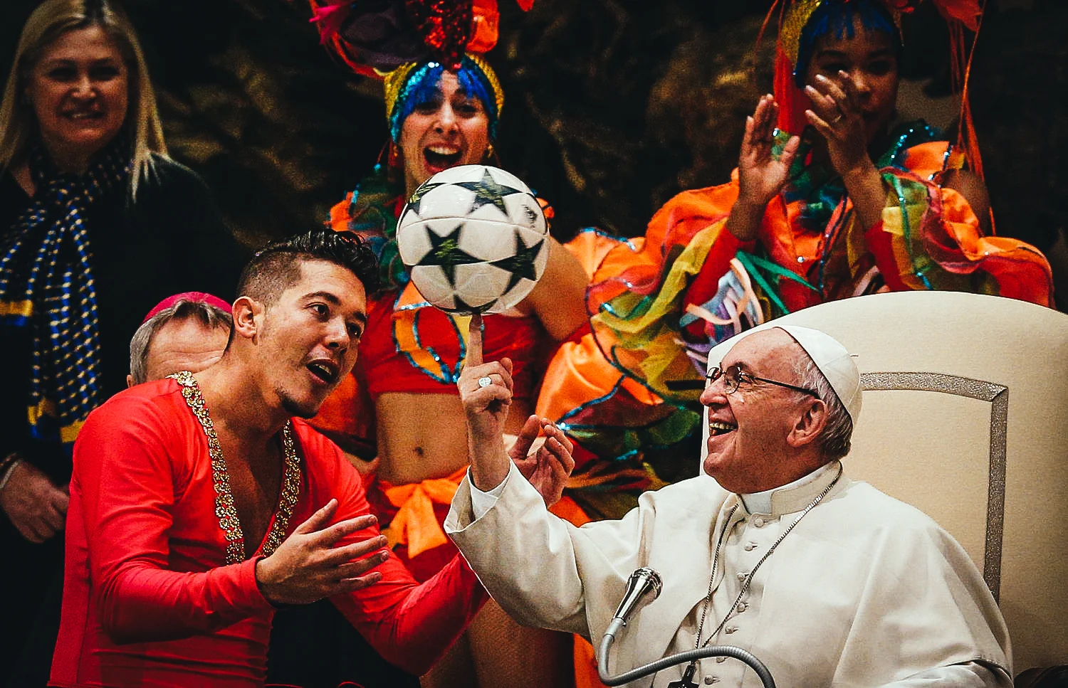 El papa Francisco recibe a miembros del Circo de Cuba durante la audiencia general de los miércoles en la Sala Pablo VI en el Vaticano hoy, 2 de enero de 2019.EFE