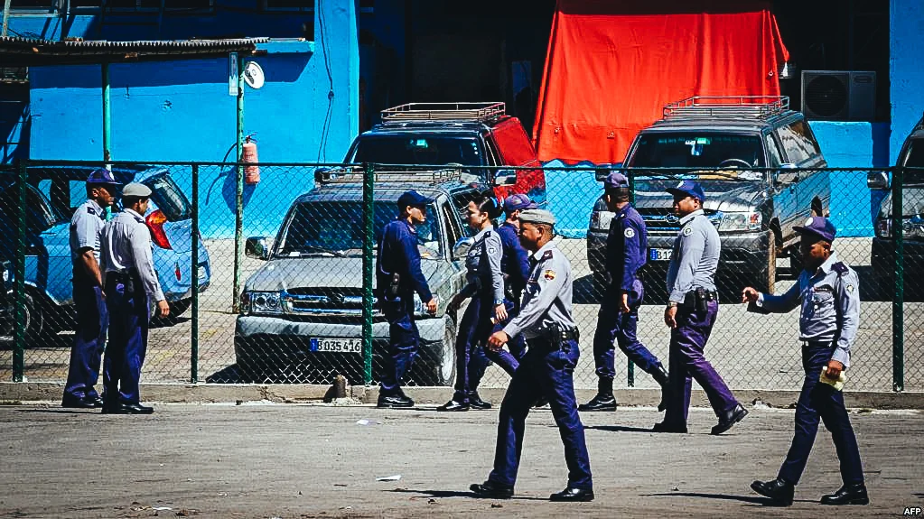 Policías en Cuba.