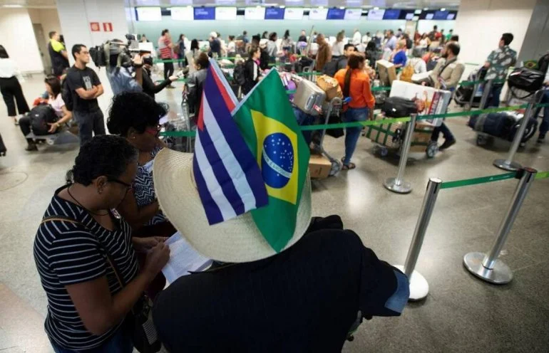 Galenos cubanos salen de Brasil tras dejar el programa "Más Médicos". El país sudamericano aún contabiliza la cifra de los que decidieron no regresar a la isla.EFE