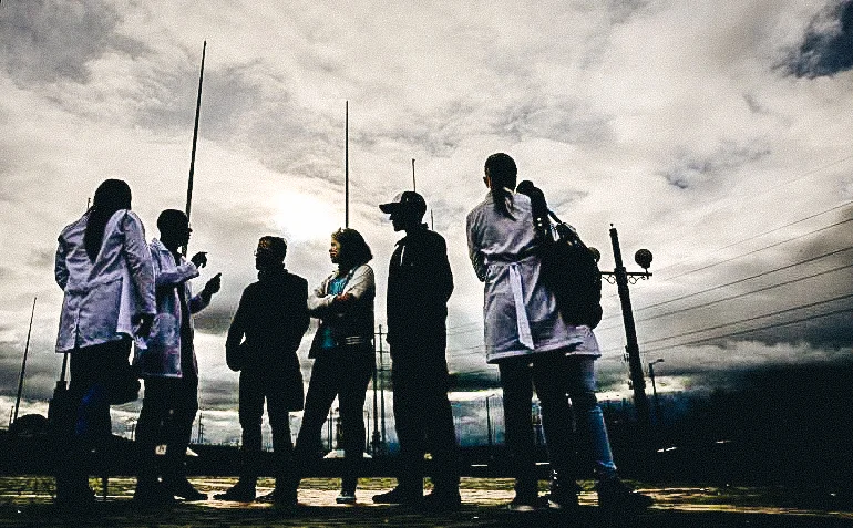 Fotografía del 16 de abril de 2017 de un grupo de médicos cubanos reunidos en Bogotá, Colombia, tras abandonar las misiones médicas en las que laboraban en Venezuela.EFE/LEONARDO MUÑOZ