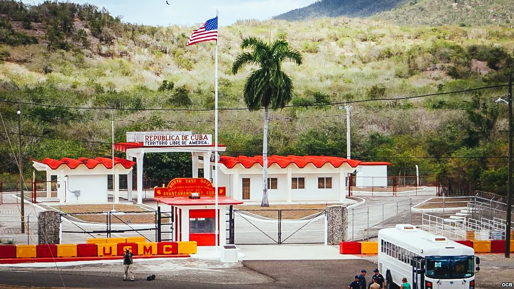 Punto de entrada a la Base Naval de EEUU en Guantánamo.