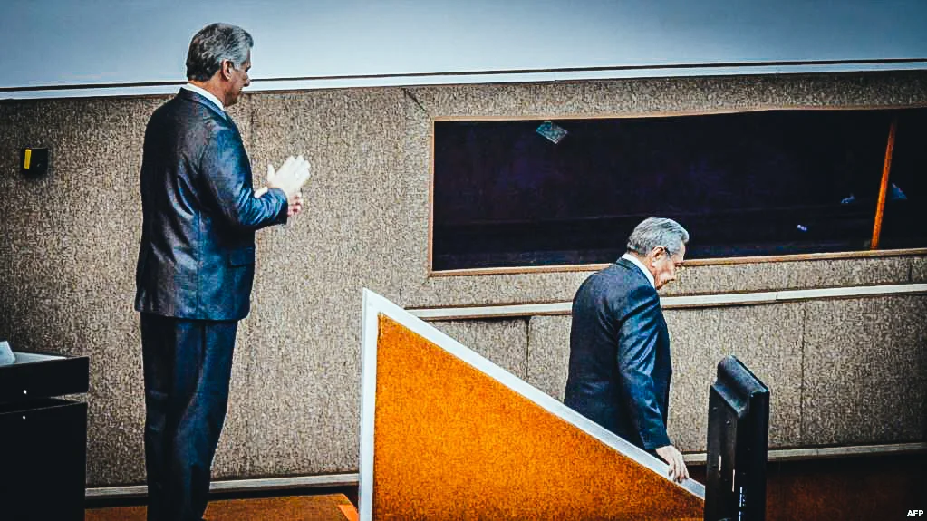 Miguel Díaz-Canel aplaude a Raúl Castro en la ceremonia de traspaso de poder el 19 de abril de 2018.