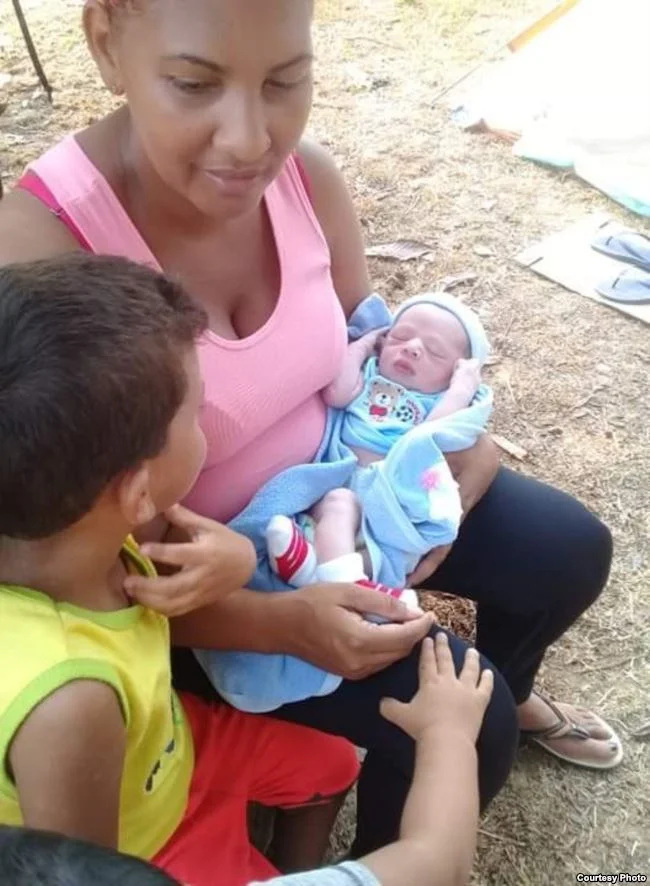Gladis Pérez con su bebé Darién en brazos.