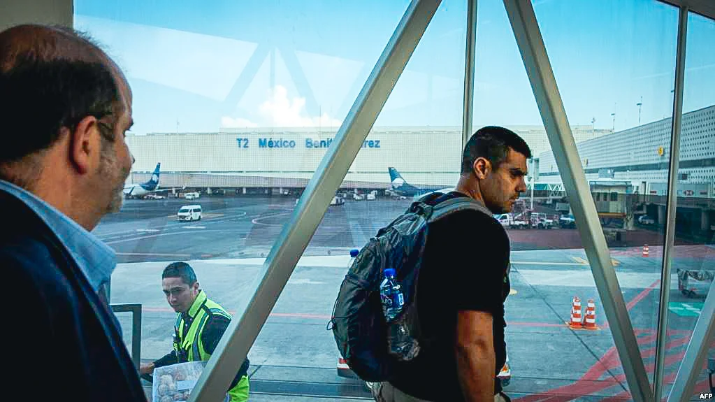 Pasajeros en el aeropuerto internacional de Ciudad México.