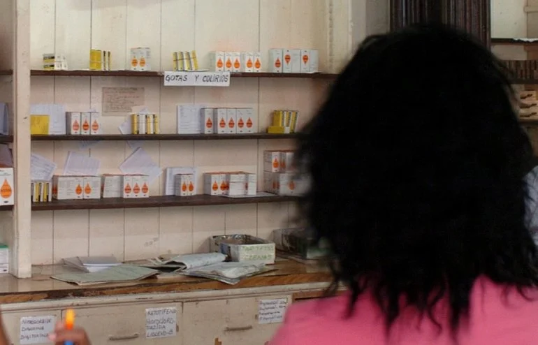 Fotografía de archivo de una mujer que espera ser atendida en una farmacia en Cuba.EFE/Archivo/Alejandro Ernesto