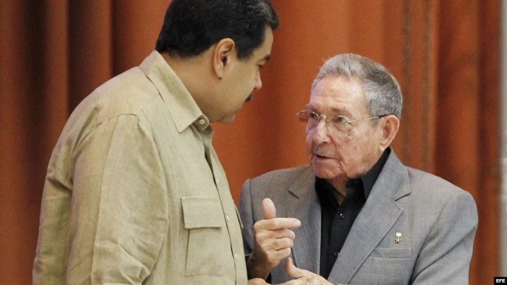 Raúl Castro y Nicolás Maduro (i), hablan en diciembre del 2016.