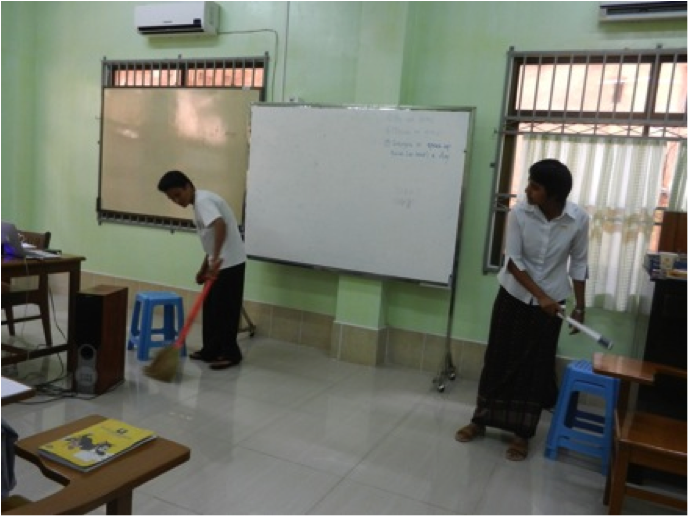 Theater: A women sold into a bar has to serve clients without pay under the watchful eyes of the owner