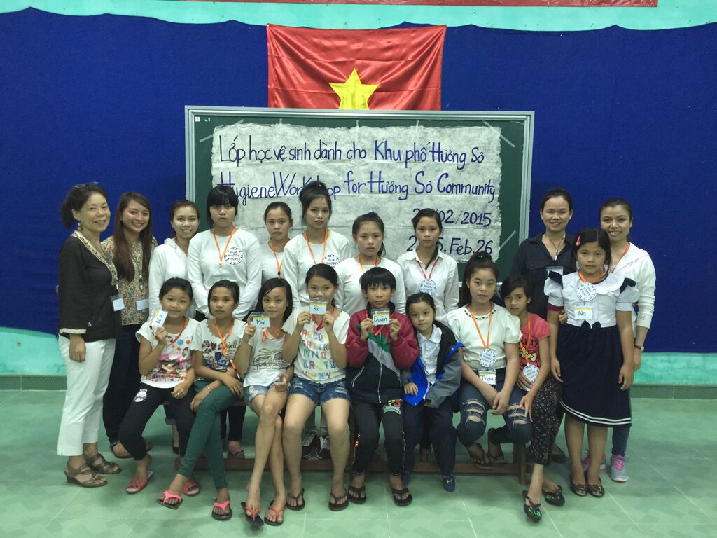 Phu Hiep team including: children of Phu Hiep, Artisans: No, Be, Lun, My 1, My 2, Trinh, Aya Takayashi & Makiko Ohno (2 of founders of Phu Hiep Happy Project), Junko Yoda (founder of CLinked), Akikmoto san & Motoki san (volunteer photographers), Phuong Truong (translator)