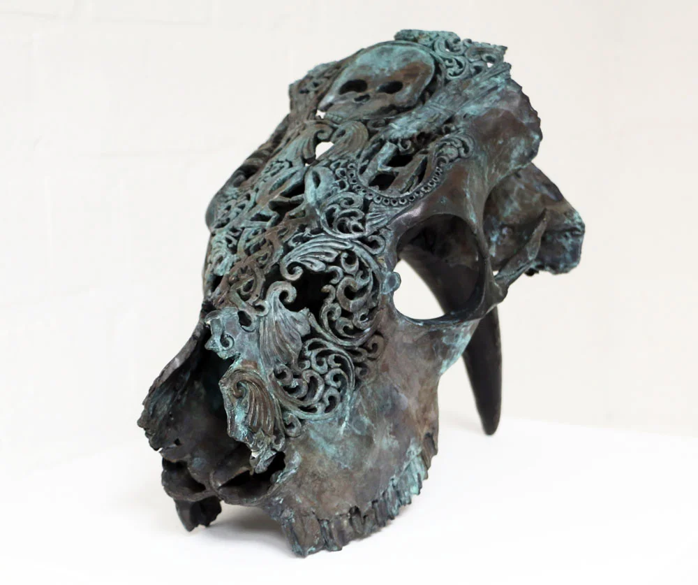 Stiletto bronze 2018 Bronze. Cow horn. © Tom Herck