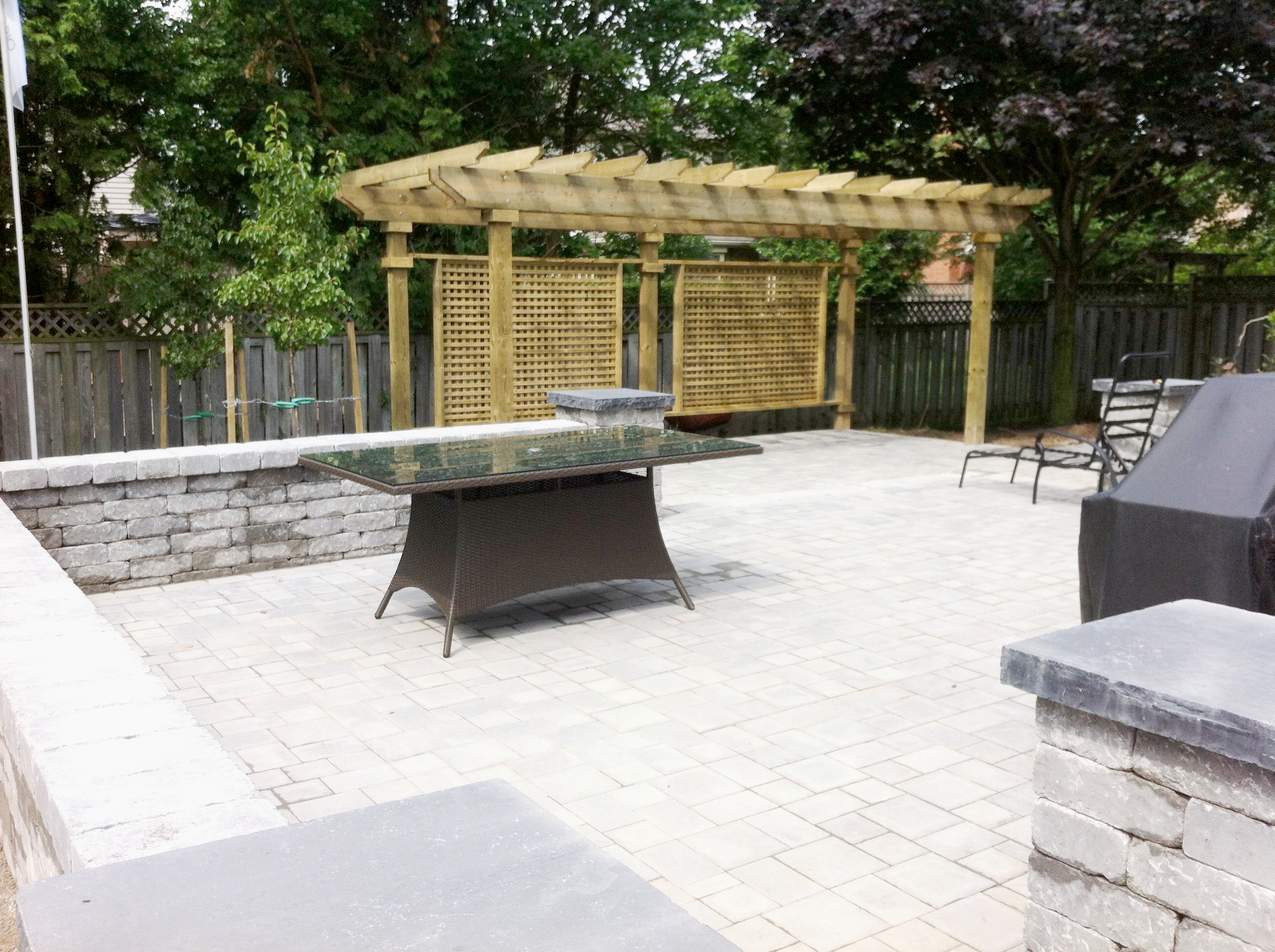 london-ontario-best-landscaper-backyard-patio-01.jpeg