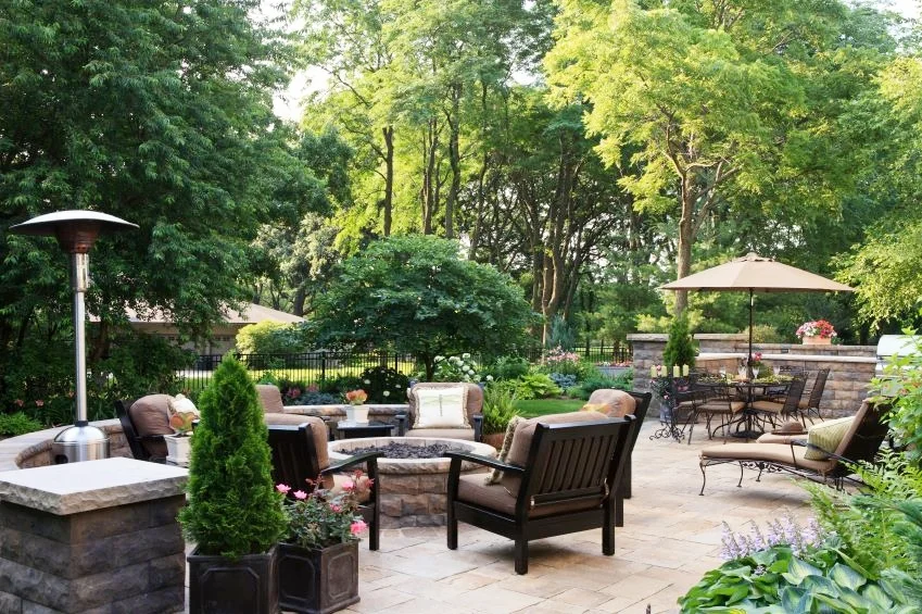 london-ontario-built-in-barbecue-bbq-grill-backyard-stone-landscaper-01.jpeg