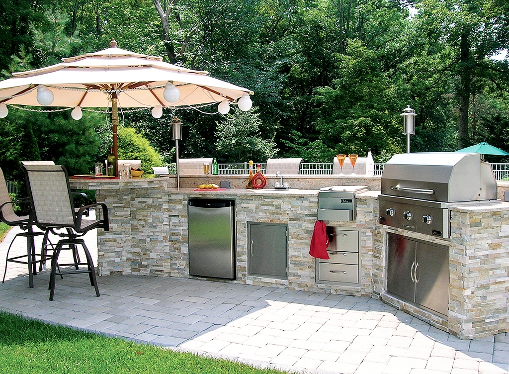 london-ontario-built-in-barbecue-bbq-grill-backyard-stone-landscaper-05.jpg