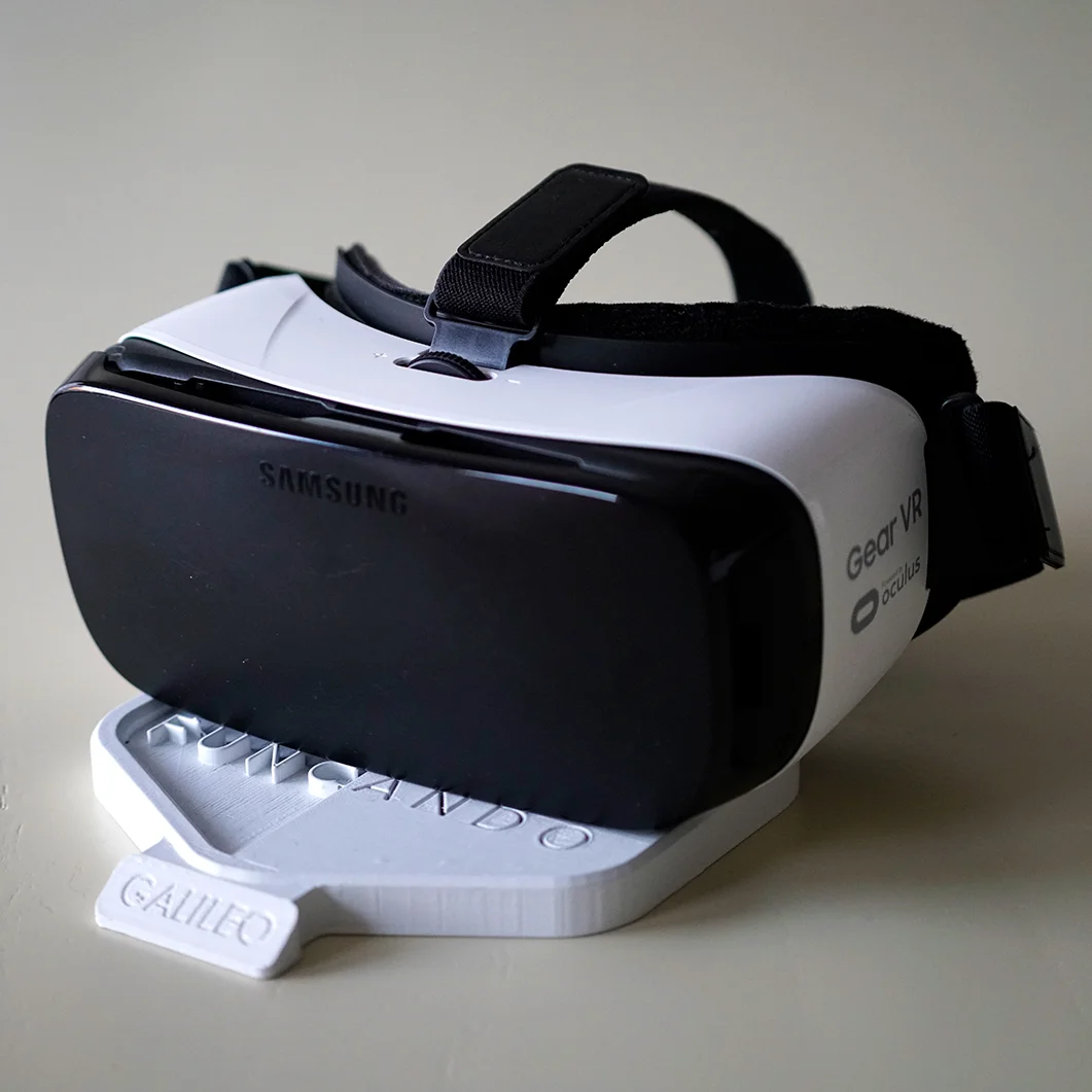 El casco. Incluye sensores especiales y un touchpad.