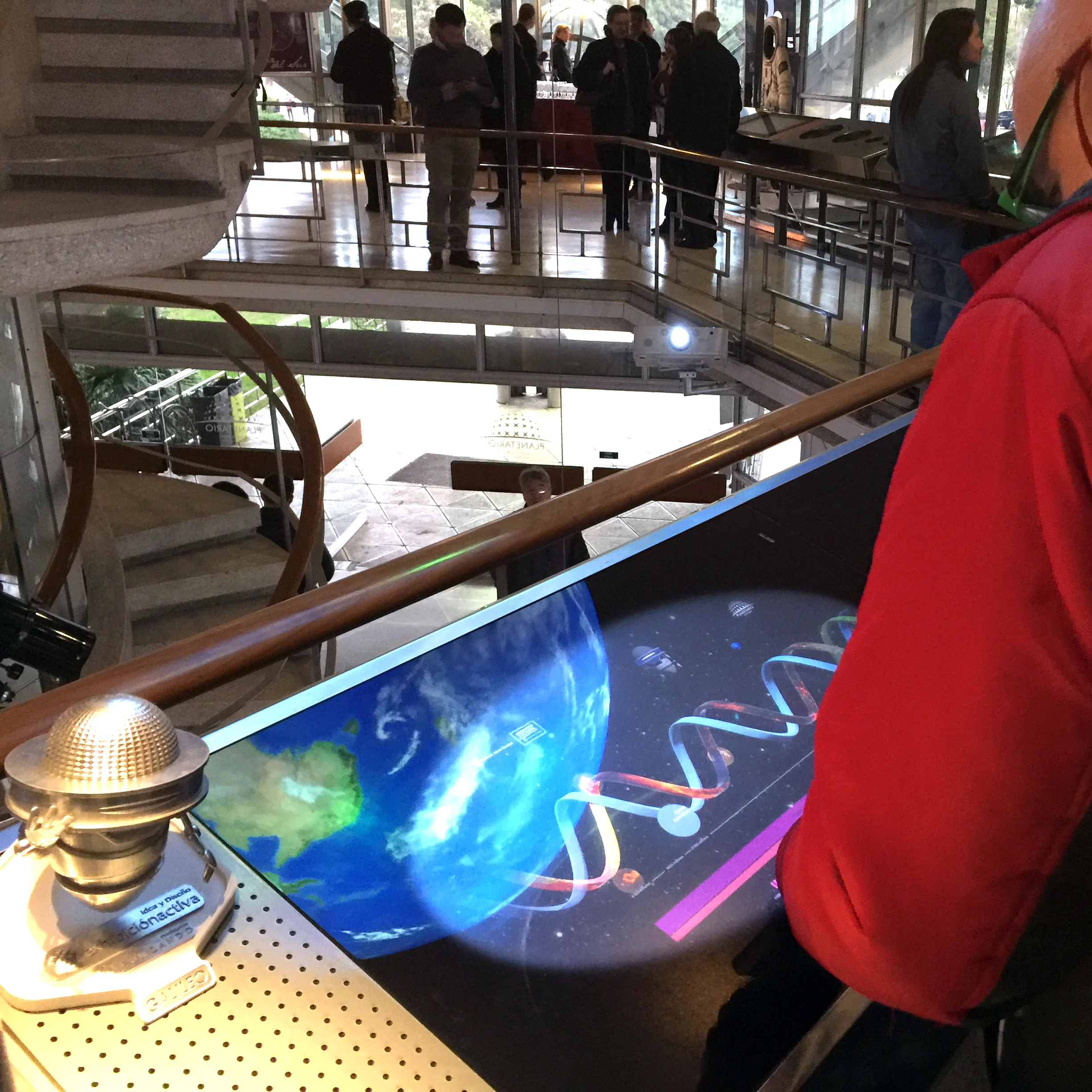 GALILEO 3D acompaña a la gente mientras usan Un planeta en Evolución .