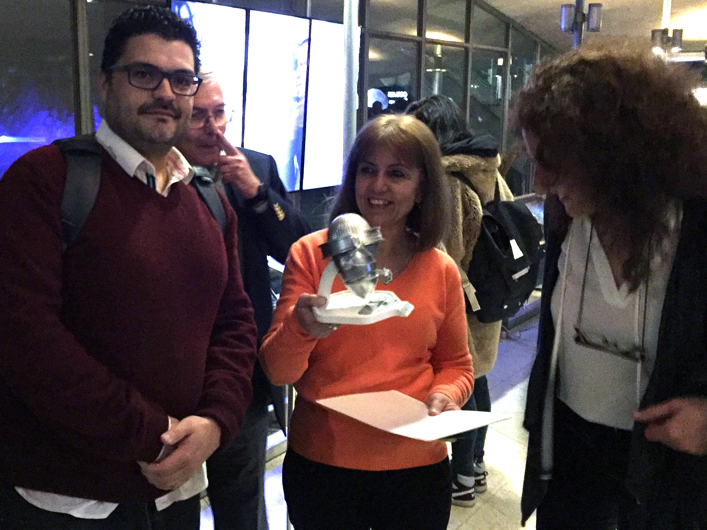 La muy emotiva entrega de GALILEO 3D a la Licenciada Graciela P. Cacace, líder espiritual del proyecto. También la vemos a Laura Molina de Proyecciones Digitales , empresa líder, proveedora de todo el equipamiento tecnológico.