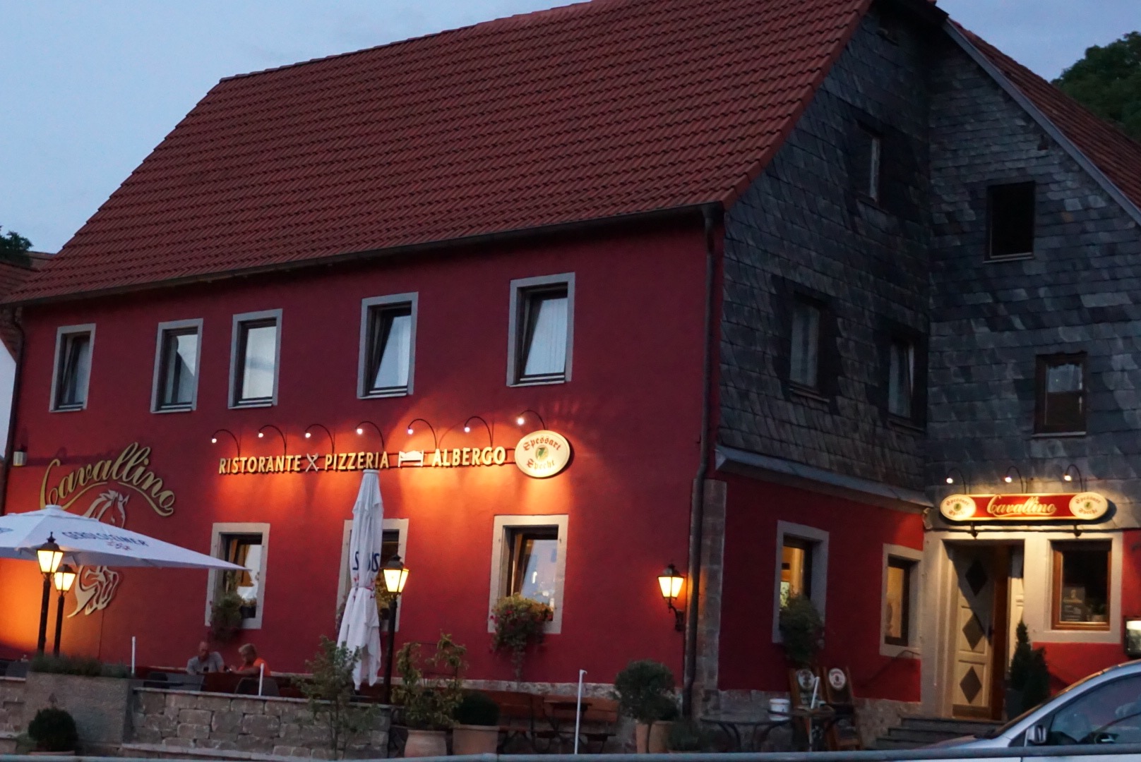 Die Sommerterrasse in gemütlicher Abend Atmosphäre