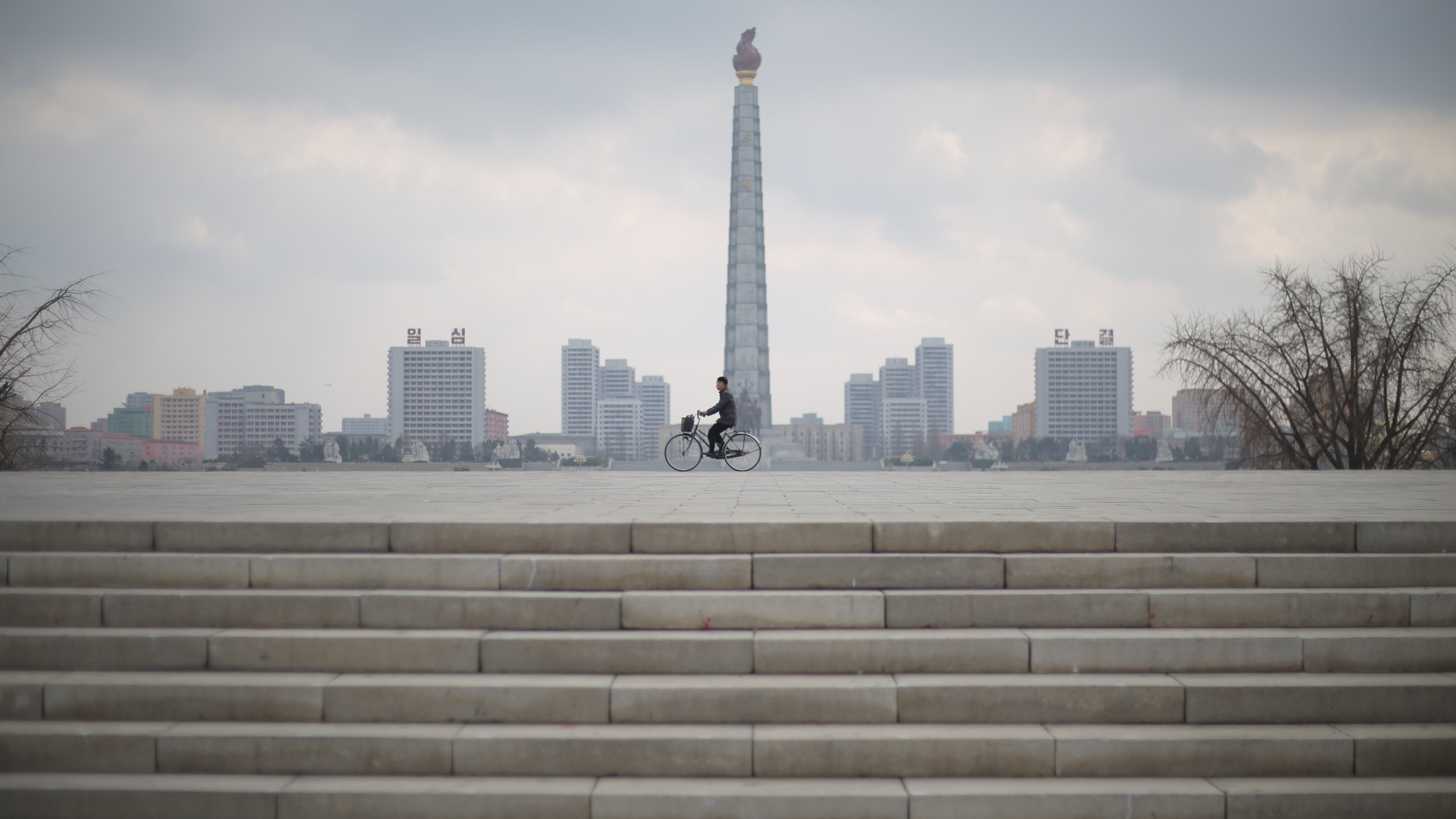 MEMENTO_MathieuCELLARD-COREE DUNORD_4_Pyongyang_homme_vélo.JPG