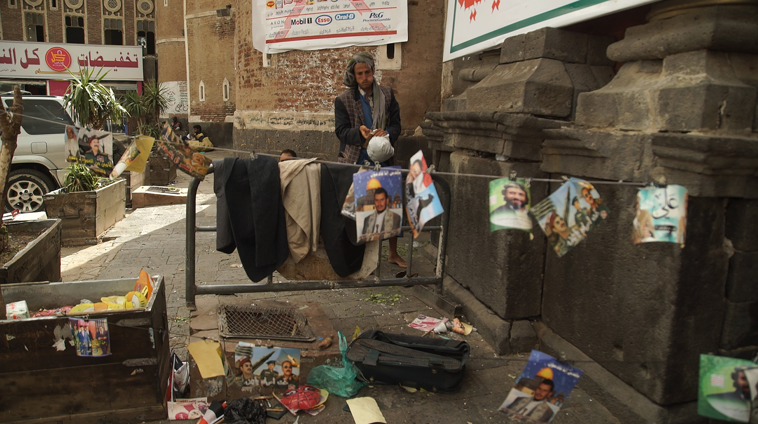 MEMENTO_YEMEN-5_S-ROSSI_Les portraits des leaders des rebelles en vente dans la vieille ville de Sanaa.jpg