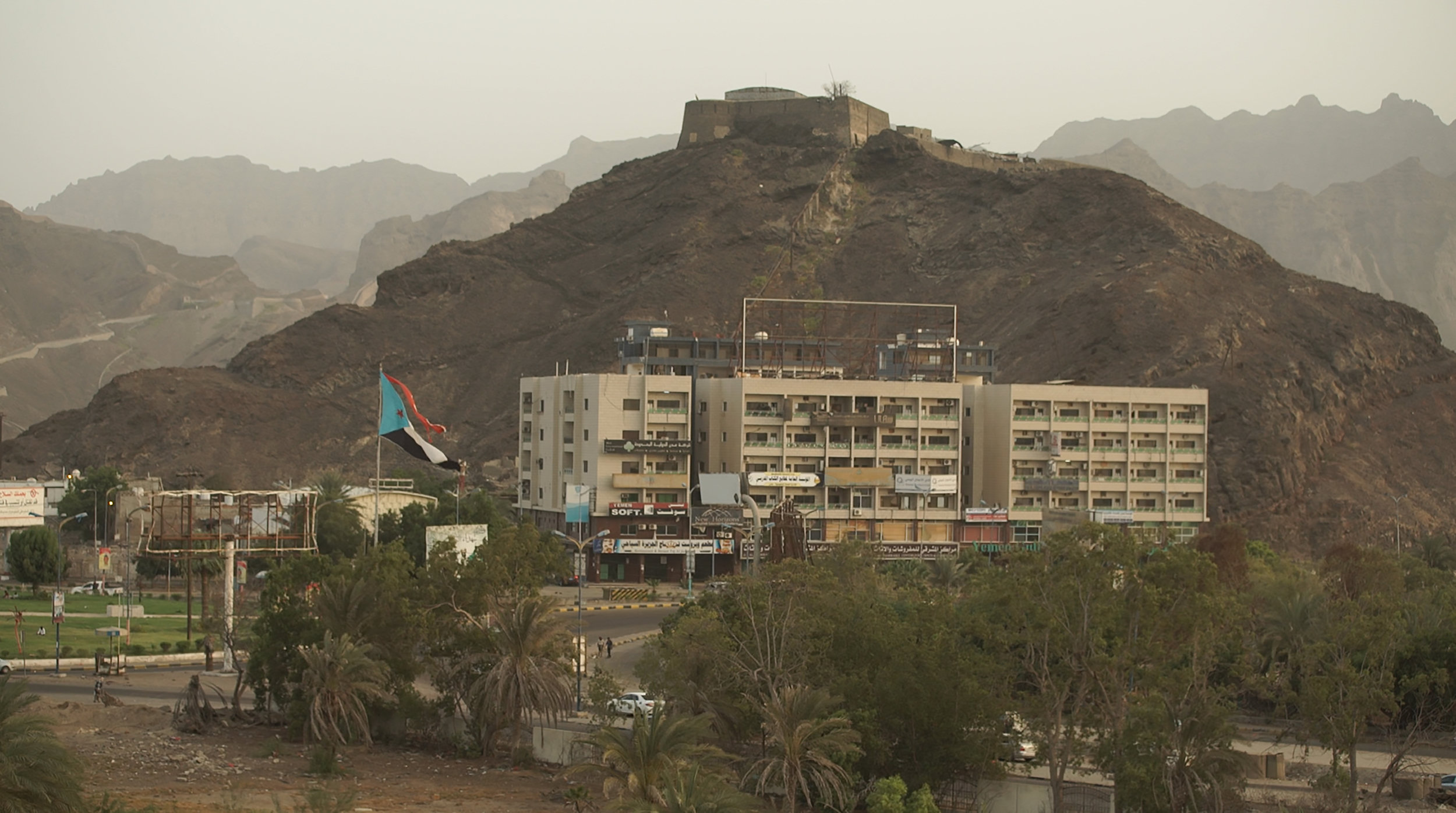 MEMENTO_YEMEN-8_S-ROSSI_A Aden, sous contrôle du gouvernement légitime, le drapeau de l'ancienne République du Sud est toujours très présent 2.jpg