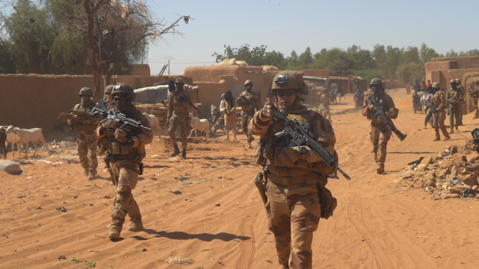 Patrouille française dans la ville de Gossi, Mali.png