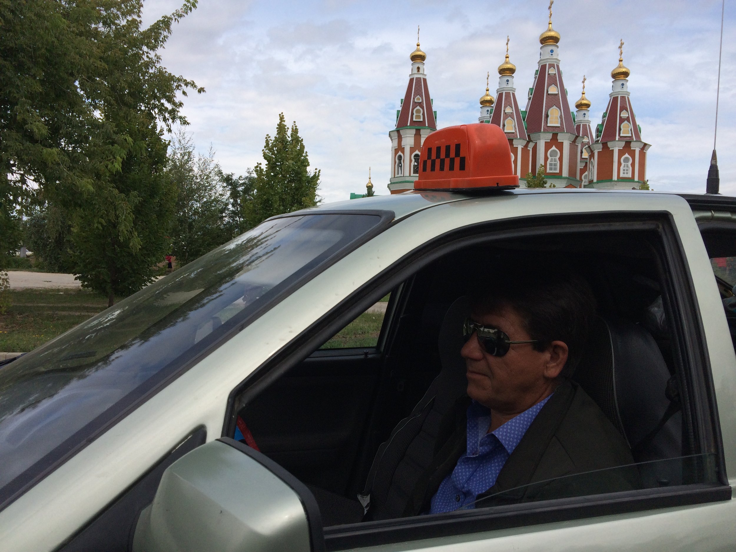 Alexei dans son taxi.JPG