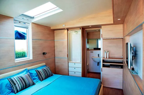 By simply utilizing storage space and thinking creatively about furniture placement, minimalist living can be achieved. This tiny beach house succeeded in doing just that by even incorporating great angling of the windows to let in the perfect amount of natural light. Image as seen on homedit.com
