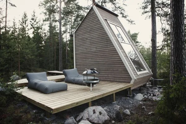 This micro cabin has 96 square feet of living space and due to its minimal size technically doesn’t exist on paper and didn’t require a permit to build. Image as seen on homedit.com