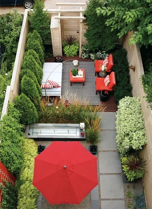 This modern backyard room design includes a zone for activities, relaxation, and a place to entertain guests. The pop of color they chose to add really brings this space to life. Image as seen on styleathome.com