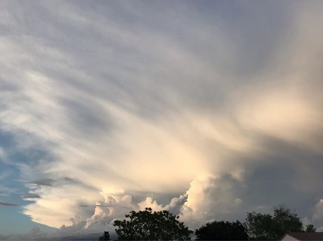 The sky near dusk from yesterday. Crazy looking! 😎👍🏻
.
#sky #clouds #america #usa #unitedstates