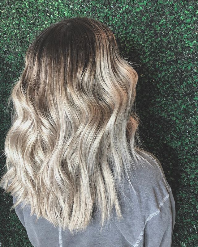 🖤🖤TIPS FOR MY BLONDIES🖤🖤
.
.
Everyone wants blonde hair, but keeping your blonde locks bright and healthy takes maintenance. .
.
.
⚡️Instead of getting highlights or a lightening treatment every 6-8 weeks, alternate with a root blur and toner to 