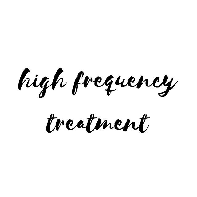 Who loves glowing skin? We do! 🙋🏽&zwj;♀️ Slightly obsessed with high frequency treatments! Swipe right for a tutorial on how to give yourself a high-frequency treatment at home, and all of the benefits from these types of treatments! 🖤🖤 Have ques