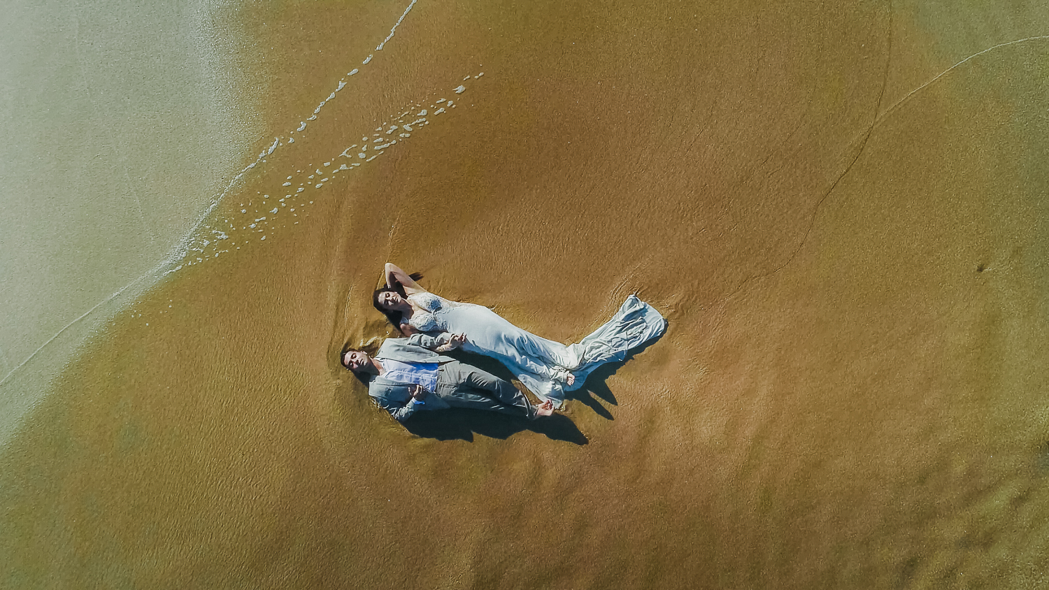  Aerial photoshot of bride and groom during a&nbsp; trash the dress session in Los cabos 